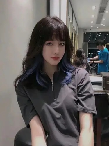 分享一下2020年最火"挂耳染" 又称"心机染"被国外称作为"隐形染发"