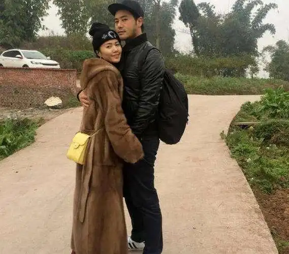 他被称不老男神,向美女谭维维求婚,但至今41岁还没有孩子