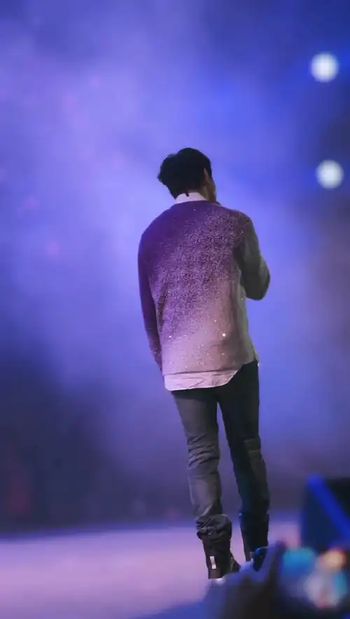 "就连背影都发亮,多么想能被你爱上"弹唱-林俊杰90#roadtojj20