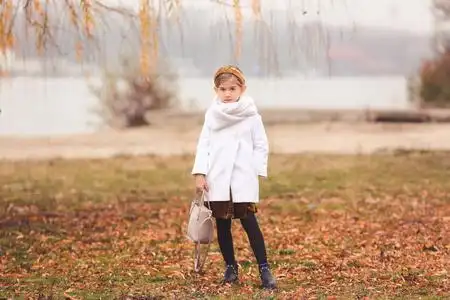 可爱的小女孩在户外穿秋衣照片