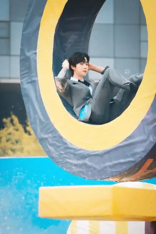 into1 张嘉元 图源微博见水印