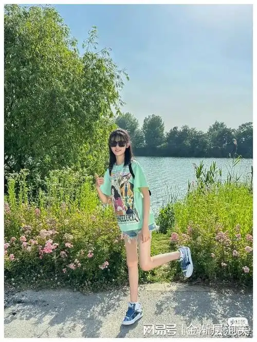 陆毅老婆鲍蕾晒一家四口旅游照,两个女儿大长腿吸睛,全家高颜值