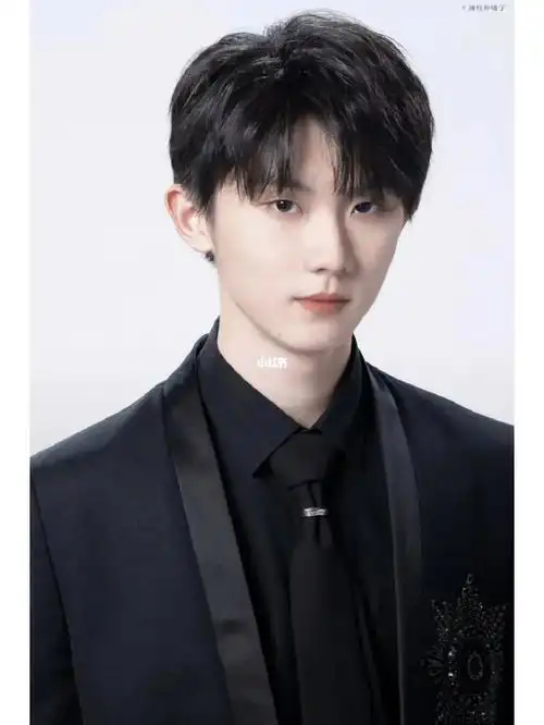 穿西装的马嘉祺