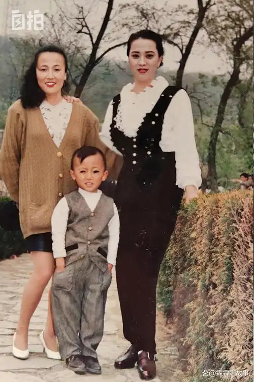 我,两度腰伤卧床,婚姻失败,退休后顶着满头白发,重圆模特梦