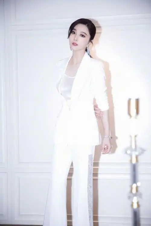 范冰冰穿白色西装套装出席活动,低马尾好洋气,喇叭裤显瘦又显高|发型