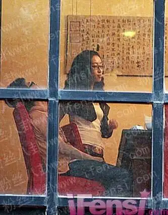 前一段时间被拍到在车库里拍到发疯,去医院的秦海璐.