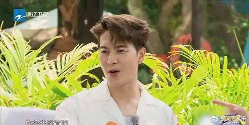 王嘉尔再现绅士风,为吴宣仪拉网,给宋雨琦让座,碰见杨颖秒认输