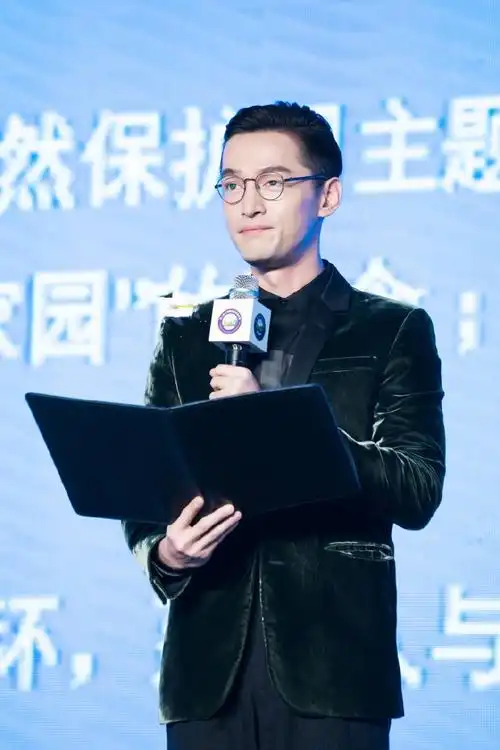 戴眼镜的胡歌,斯斯文文,这张脸是多少部言情小说的男主标配啊?