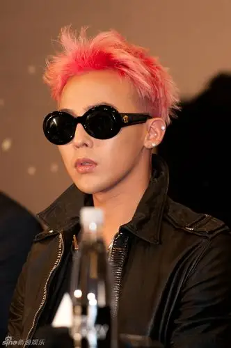 请问(g-dragon/权志龙)佩戴的,这款墨镜,是什么牌子?价格?