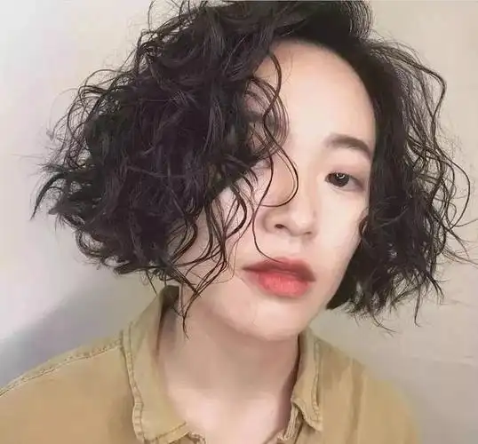该换huam发型了(2022年短发新发型女士减龄烫发) - 冷求网
