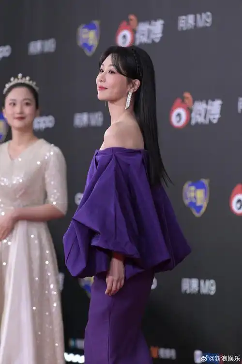 微博之夜红毯##杨紫穿紫