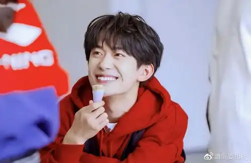 不笑时棱角分明,笑起来梨涡浅浅,易烊千玺究竟有什么魅力?