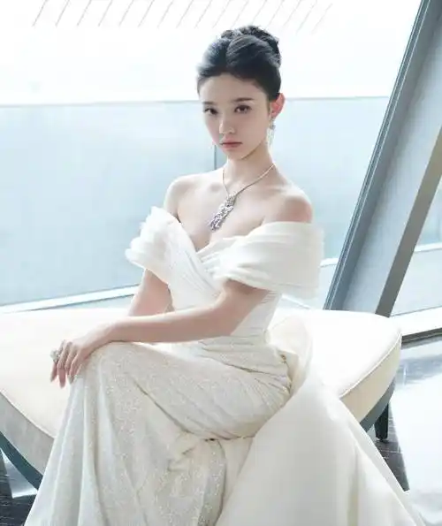 林允白色一字肩低调晚礼服身材有型,蝴蝶结领结富贵优雅_时尚_气质