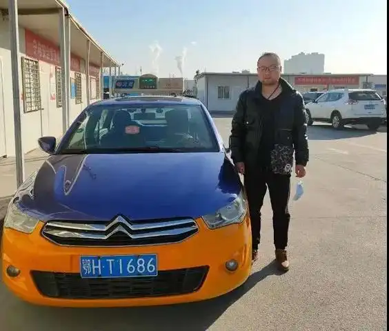 曝光!荆门一出租车在大街上一路霸气开双闪,按喇叭,闯红灯,高速狂奔