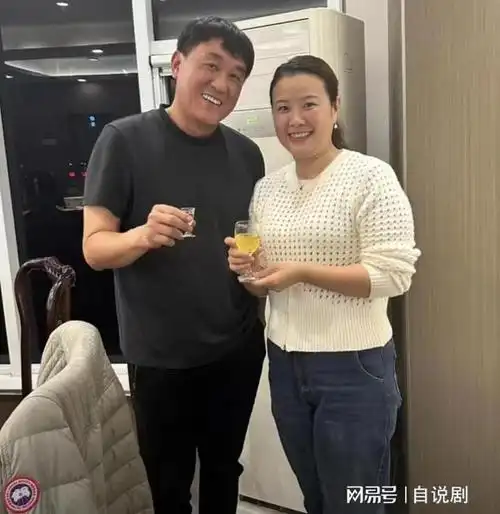 55岁何冰现身私人聚会细节看出老戏骨风范随和谦逊没有架子