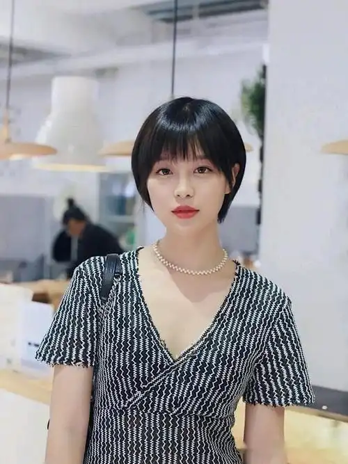 夏天和短发更配这4款好看的短发发型不仅减龄还显脸小