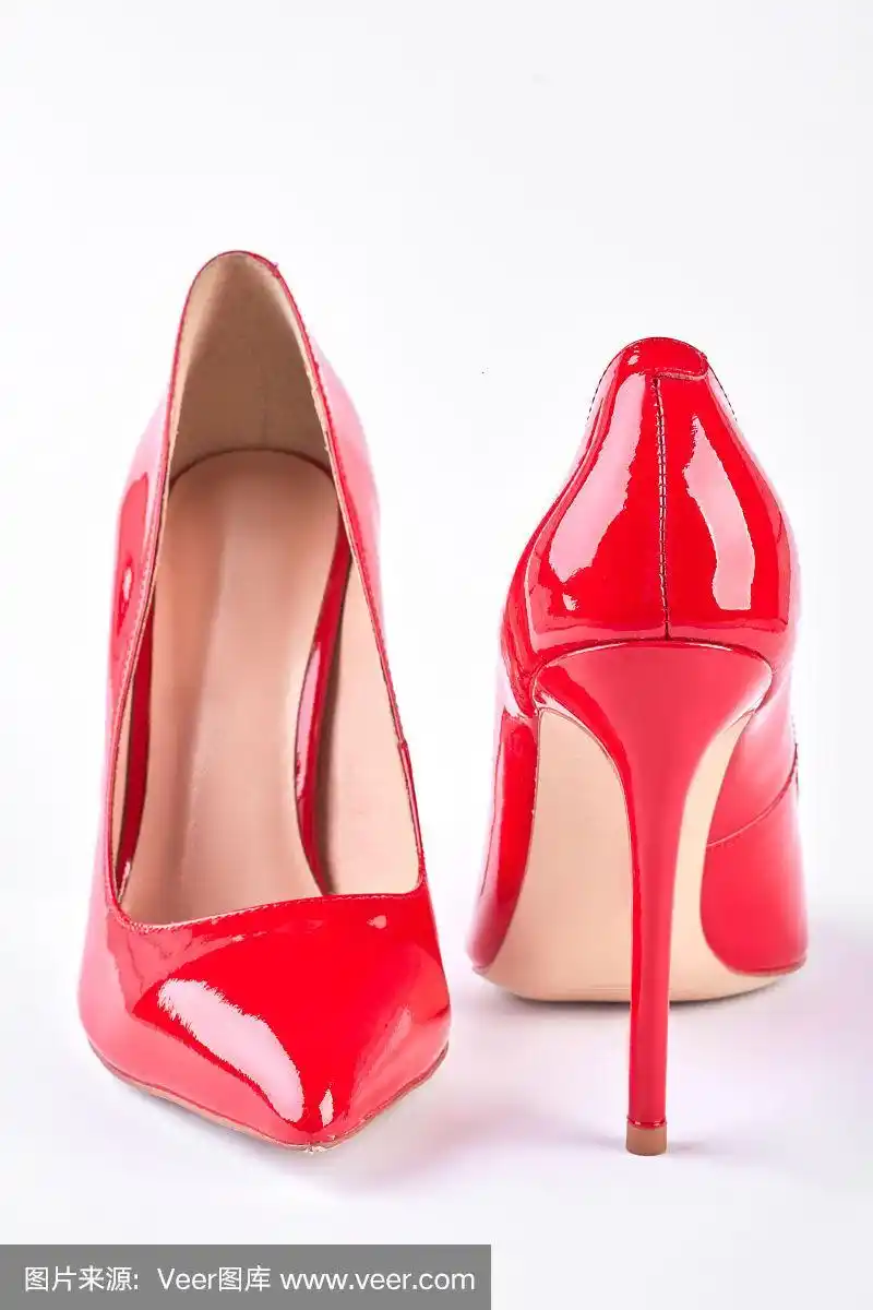 红色漆高跟鞋在白色的背景.