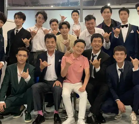 众男星大合影:张艺兴王一博出镜,李易峰携2位初代顶流同框_腾讯新闻