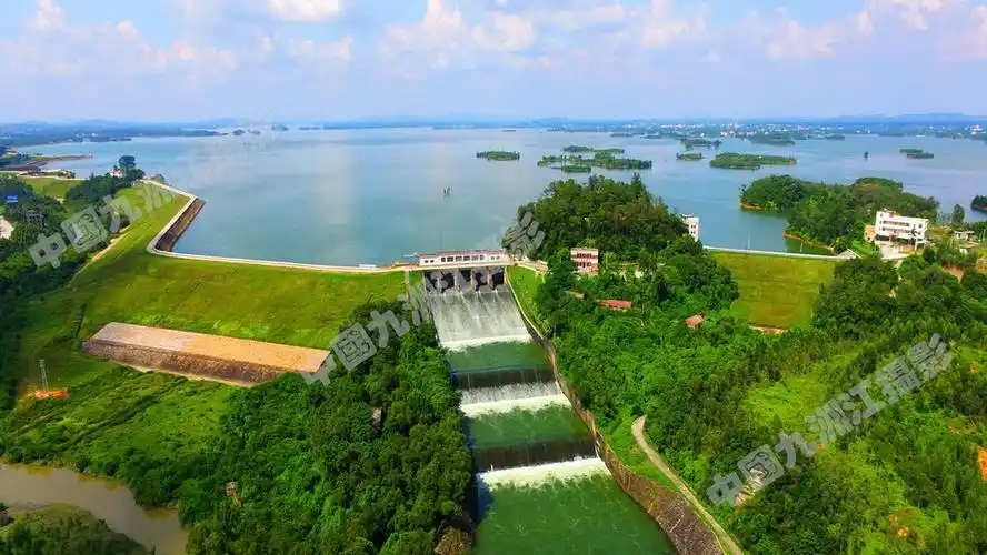 主要景点有:廉江新八景之一鹤湖晴波(鹤地水库),三合竹寨温泉,石角"