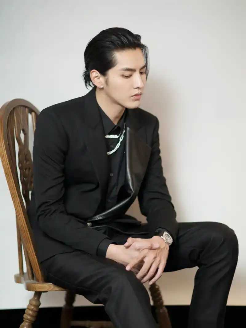 清扬品牌代言人吴亦凡@吴亦凡 出席"不凡潮流社"线下活动,黑色西装