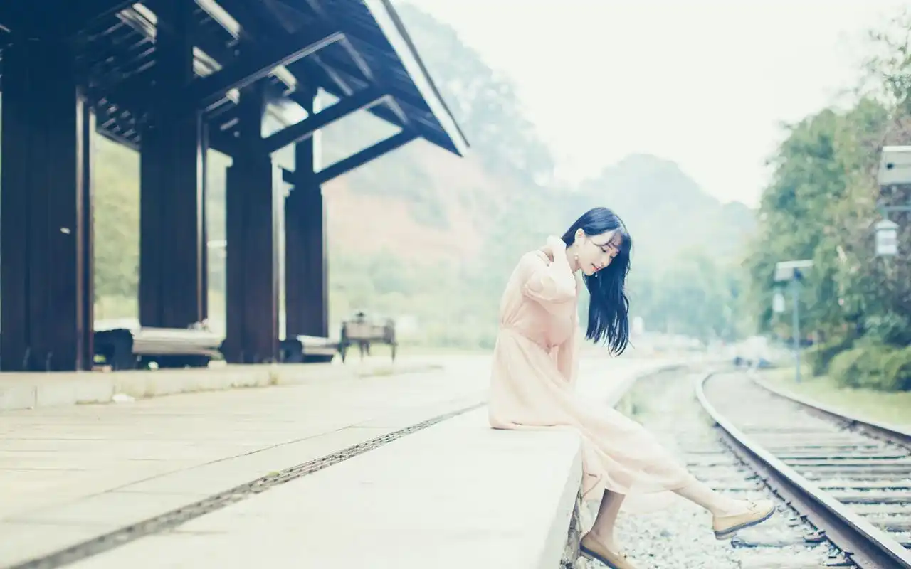 长发美女优雅迷人长裙户外写真桌面壁纸-美女壁纸-手机壁纸下载-美桌