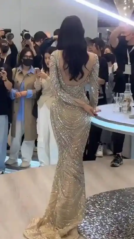 迪丽热巴一线肩#迪丽热巴超话热巴的腰臀比绝了!