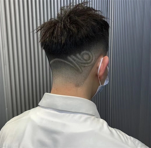 硬汉风的寸头造型,给人非常靠谱的感觉,在侧面雕刻各种图案即可.