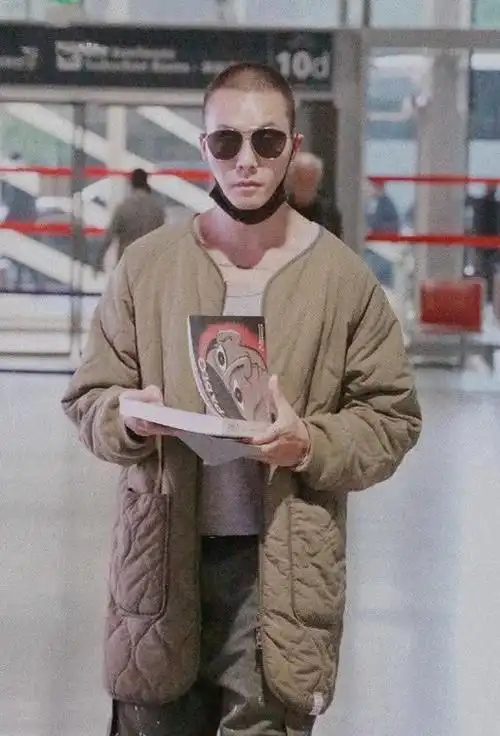 陈伟霆man爆了,剃了平头戴大墨镜,身穿小棉袄彰显着男子气概