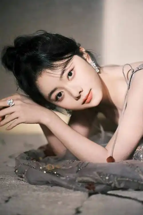 谭松韵看起来很有才华,一个漂亮的女孩,这组美照简直就是认真回顾一下