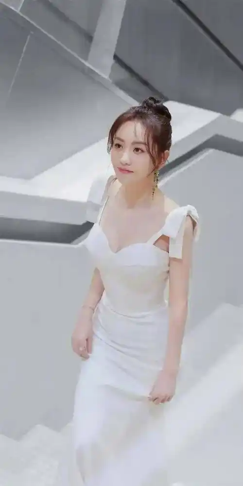 杨蓉吊带裙下的窈窕之姿与事业线的魅力