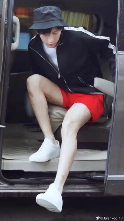 还有腿,成毅的腿很直很细很白,关键是腿毛还很浓密!