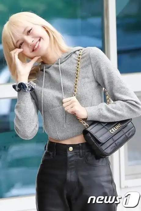 lisa巴黎时装周看展机场出发图黑色露腰装搭配黑色皮裤又甜又酷