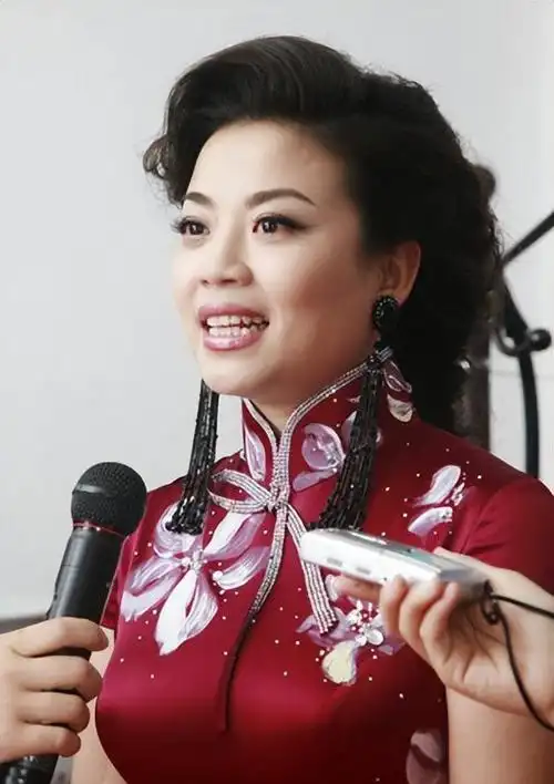 张也:55岁还未婚,和62岁的吕继宏互相陪伴多年,不结婚也幸福