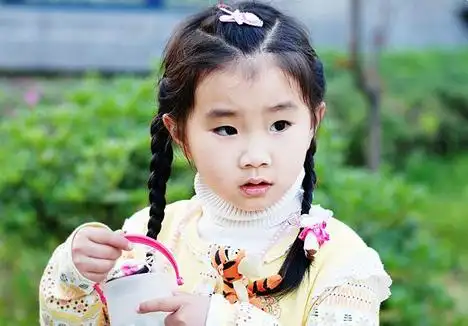 可爱小女孩小辫子发型扎法图解