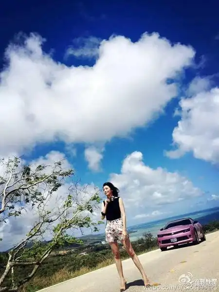 运动辣妈!贾静雯海边跑步练瑜伽