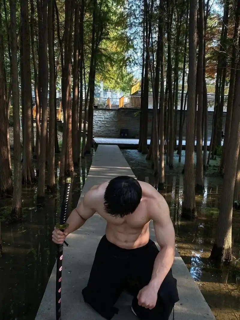 我独我,无需比较.#保持热爱 #肌肉男 #精神氮泵 #腹肌  - 抖音