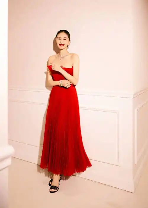 王子文红唇烈焰如玫瑰绽放穿艳丽抹胸裙热辣似火