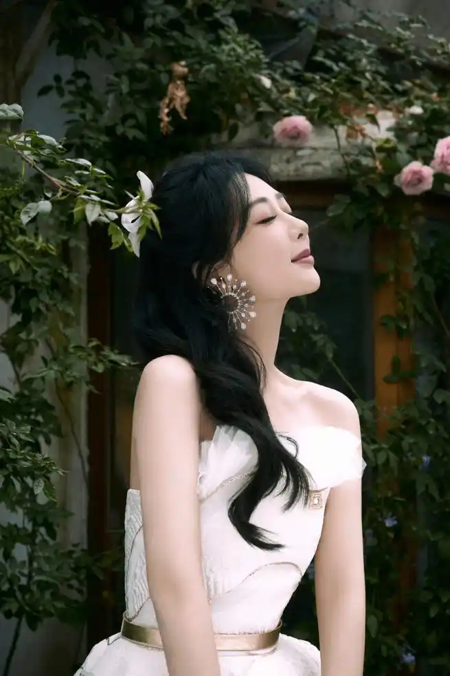 杨紫分享美照,白色镶边礼服美如新娘,五官精致让人心动_显得_身材_美