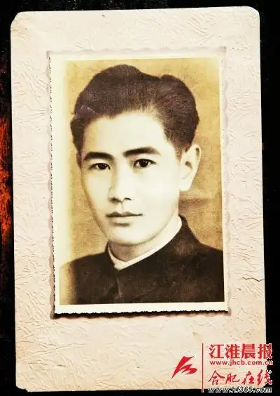 阅读提示:庐阳区九狮桥社区微博发布了八旬老人熊进修的高中毕业证