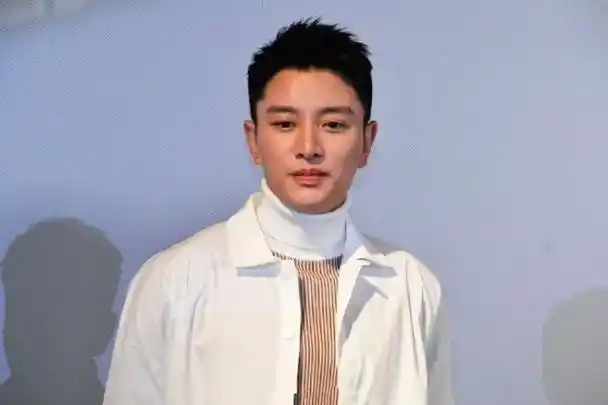 贾乃亮帅回来了穿拼接短袖衬衫却搭配阔腿裤似潮男