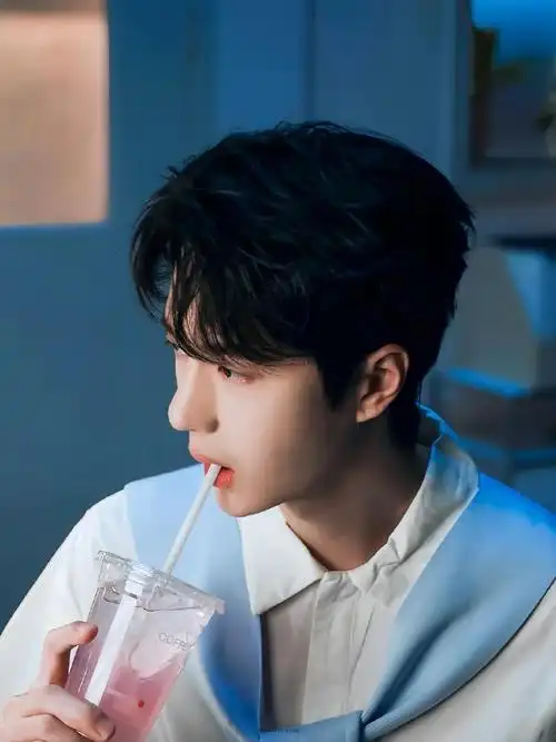 王一博超话宝宝喝奶～可爱洗了～@uniq-王一博#王一博##王一博平安喜