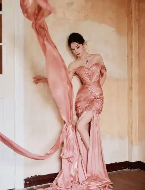 迪丽热巴穿抹胸粉裙气质优雅 飘带飞扬似下凡仙女