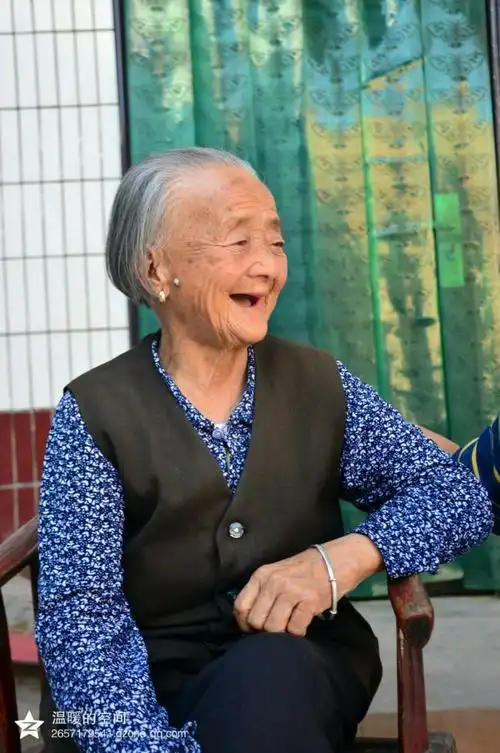 "慈祥奶奶"一头白发,写满了岁月的痕迹.一张笑脸散发着亲情的力量.