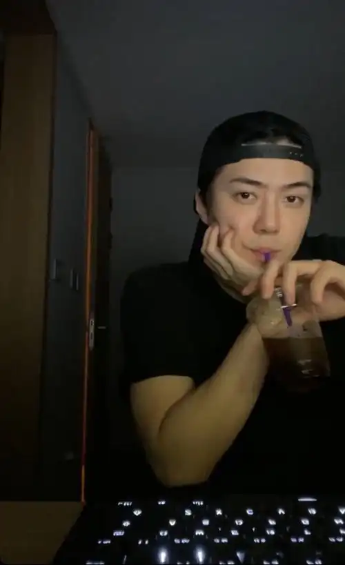 吴世勋素颜直播皮肤太好啦