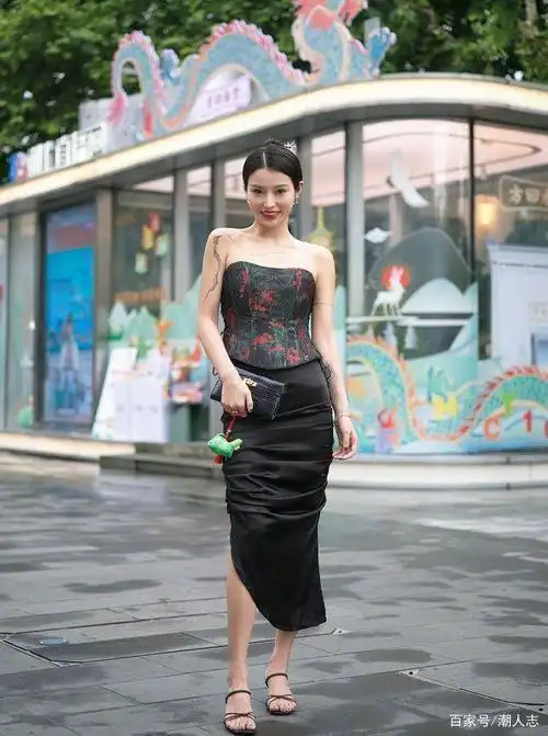 比起明星,网红穿搭,街拍造型更适合普通人 ,没有刻意凹造型的做作感