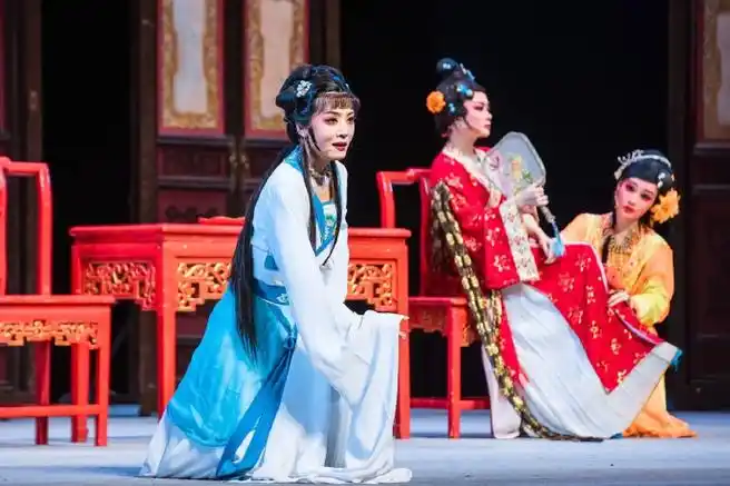 越剧陈三两成都上演##李云霄感谢成都场观众掌声