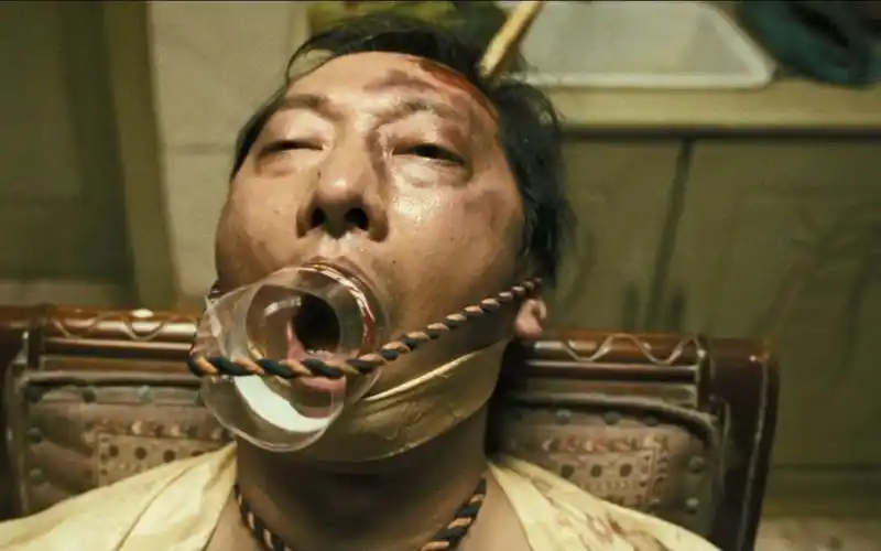 卧槽,《疯狂的赛车》里九孔吃蟑螂这场戏竟然来真的