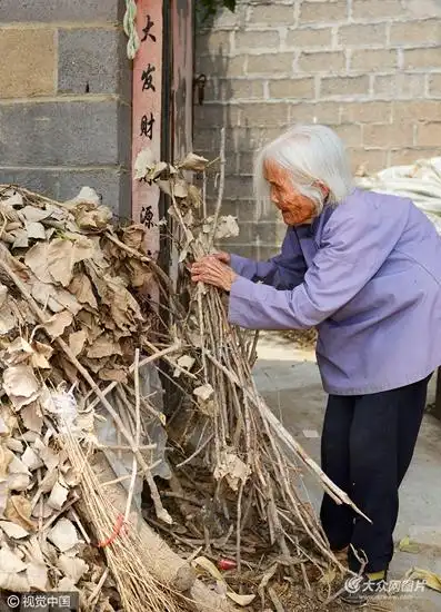 山东日照:92岁银发老人"小脚"走出幸福路