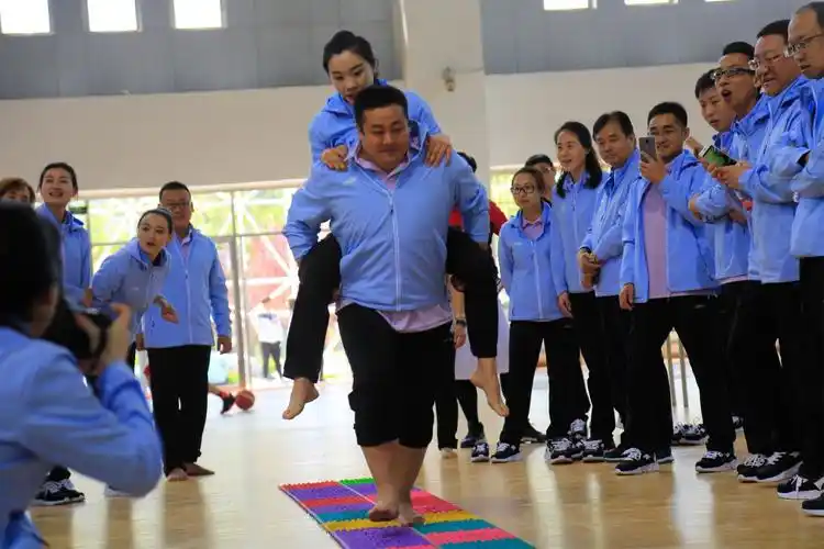 趣味项目"指压板接力障碍赛"配合默契