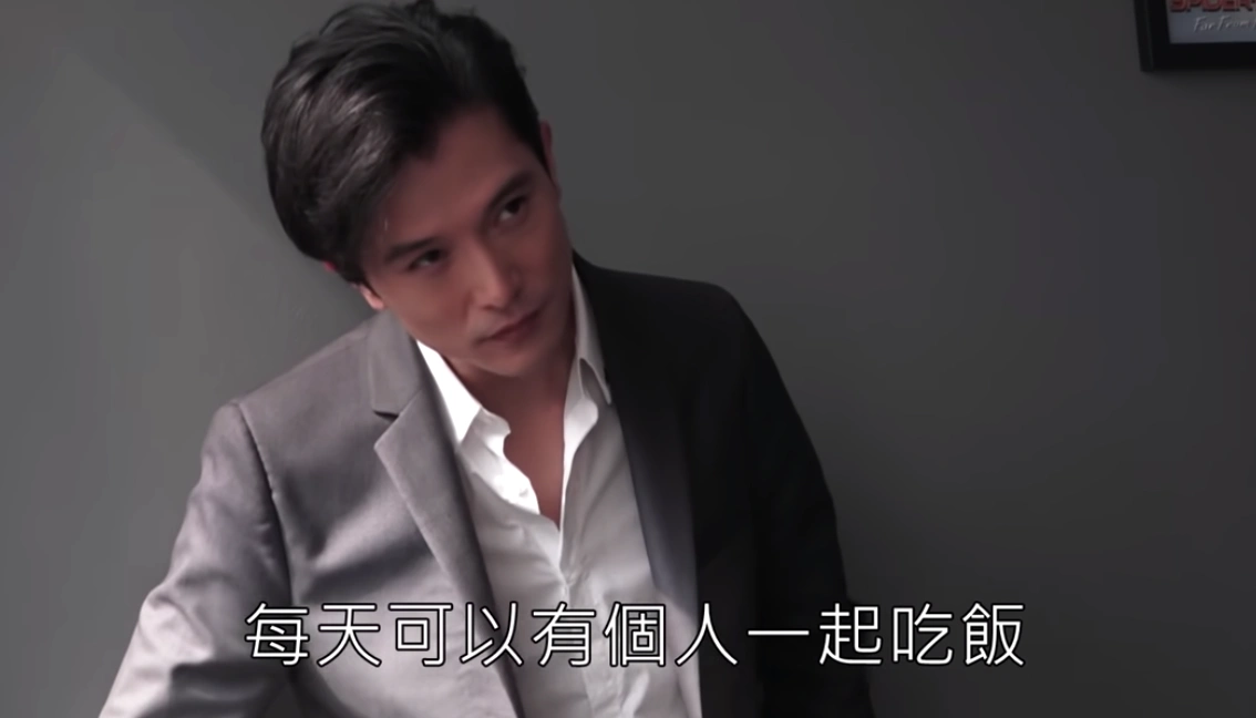 近日,两人受邀于媒体接受采访,谈到婚后感受,邱泽称每天都会有人陪伴